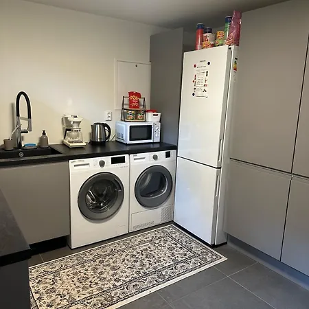 Nyoppusset Og Romslig Med 6 Soveplasser I Et Familievennlig Omrade アパート サルプスボルグ